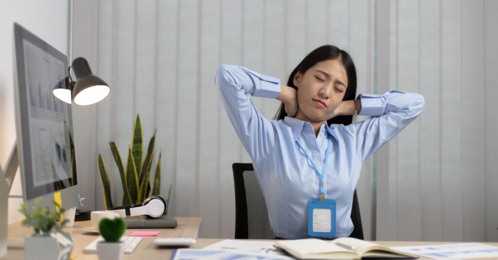 A women do Sitting figure 4 stretches